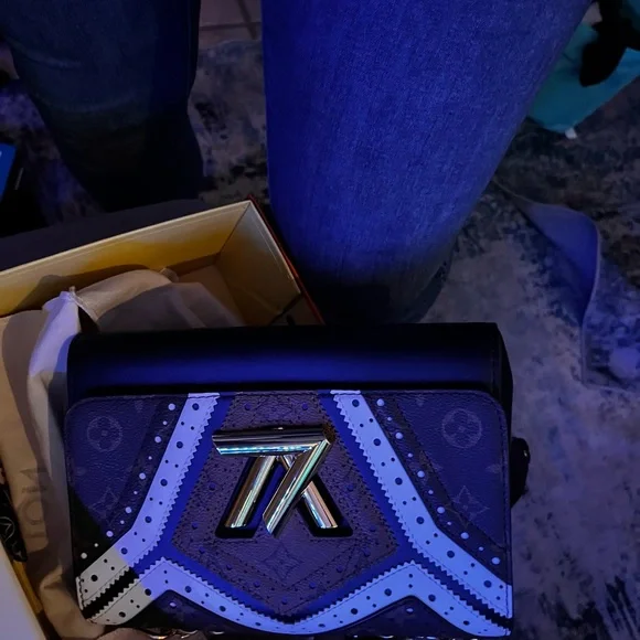 This is a limited edition of Louis Vuitton Twist. 2008. Dust bag, box included. - Picture 6 of 10